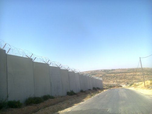 זו החומה ברחוב הראשי של ולאג'ה, בין הכפר לה גילה. התלתלית מעל החומה היא תוספת מהשבוע האחרון. 